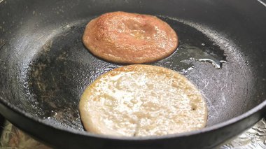 Krep tavası, tava, gözleme tava, mutfak malzemesi, öğle yemeği, yemek, yemek, ev yapımı rulo ekmek. Yüksek kalite fotoğraf