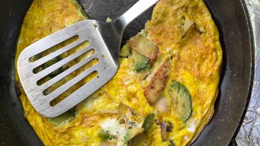 Kızarmış omlet, gözleme, öğle yemeği malzemeleri, yemek, kahvaltı, diyet, fotoğraf, sarı mutfak. Yüksek kalite fotoğraf