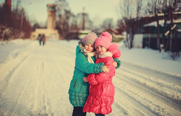 Niños en caminos de invierno — Foto de Stock
