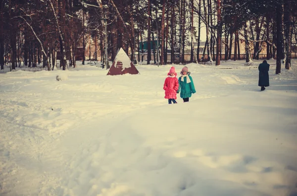 Children on winter roads — Stock Photo, Image