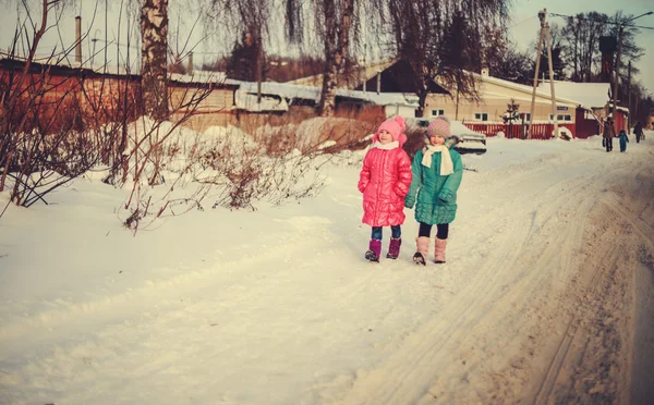 Children on winter roads — Stock Photo, Image