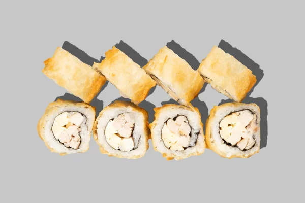 灰色の背景に隔離された天ぷら寿司巻き チキンフィレとスモークチーズで揚げた寿司ロール 日本食 レストランメニュー 上のビュー — ストック写真