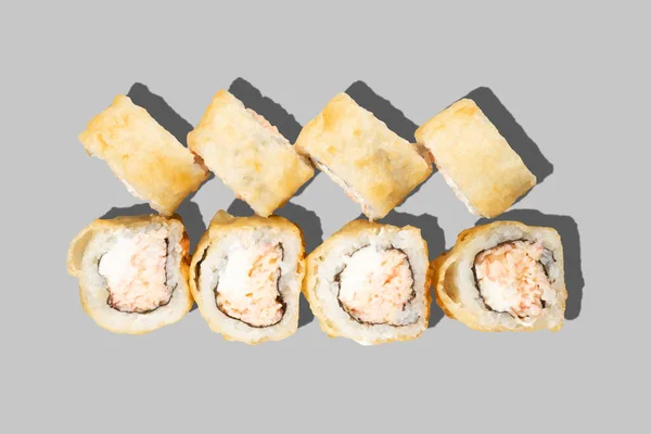 灰色の背景に隔離された天ぷら寿司巻き ズワイガニとクリームチーズで揚げた寿司ロール 日本食 レストランメニュー 上のビュー — ストック写真