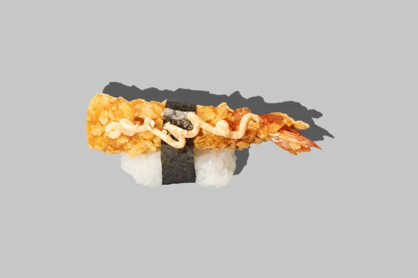 灰色の背景に隔離されたエビの握り刺身寿司 スパイシーなソースをかけた天ぷら 伝統的な和食 レストランメニュー 閉じろ — ストック写真