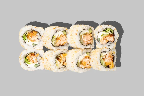 Sushi Maki Geïsoleerd Grijze Achtergrond Rol Met Gefrituurde Panko Zalmfilet — Stockfoto