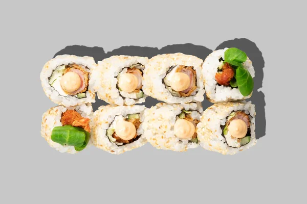 灰色の背景に隔離された寿司巻き エビフライ クリームチーズ アボカド サラダ キュウリのスパイシーなエビロール 日本食 レストランメニュー 上のビュー — ストック写真
