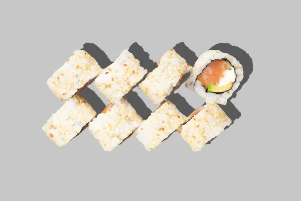 灰色の背景に隔離された寿司巻き フィラデルフィアロールサーモン クリームチーズ アボカドとキュウリ 日本食 レストランメニュー 上のビュー — ストック写真