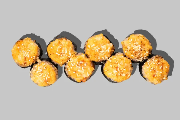焼き寿司巻きは灰色の背景に隔離されている ホタテ うなぎソースで巻き寿司 日本食 レストランメニュー 上のビュー — ストック写真