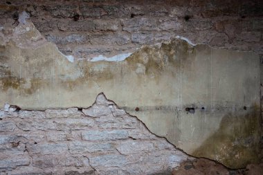 Çatlak ve çizikli eski tuğla duvarın soyut grunge dokusu. Yaratıcı bir geçmiş. Boya ve sıva ile yıpranmış gri taş dokusu. Boşluğu kopyala