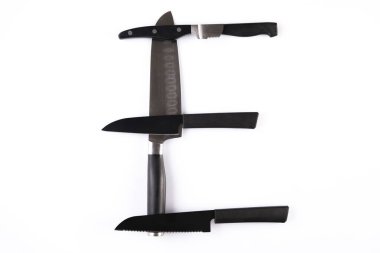 Beyaz arka planda izole edilmiş bıçaklardan oluşan alfabe. Profesyonel mutfak bıçaklarından yapılmış 