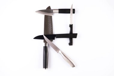 Beyaz arka planda izole edilmiş bıçaklardan oluşan alfabe. Profesyonel mutfak bıçaklarından yapılmış 