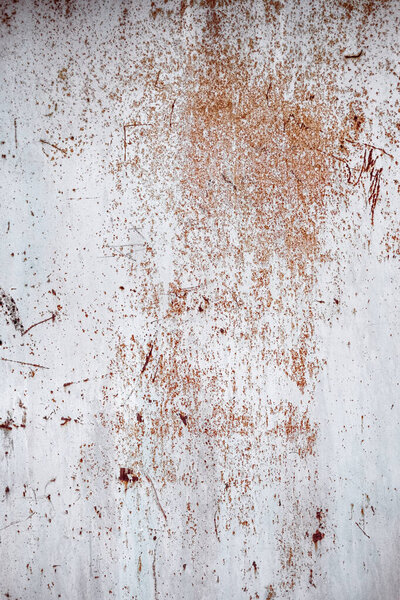 Абстрактный, капризный фон текстуры стен. Коричнево-белая поверхность. Креативный дизайн обратной связи. Осколок ржавой металлической стены. Старая изношенная железная пластина с отшелушенной краской и царапинами. Закрыть, скопировать