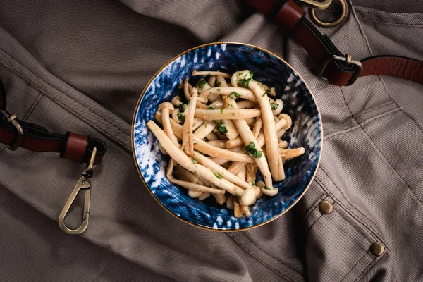 Champignons Shimeji Dans Bol Sur Fond Tablier Chef Gris Hêtre — Photo