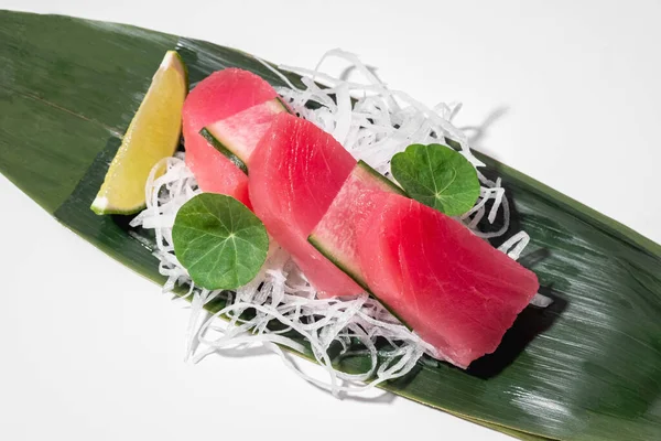 Atún Sashimi Sobre Fondo Blanco Comida Tradicional Japonesa Atún Crudo — Foto de Stock
