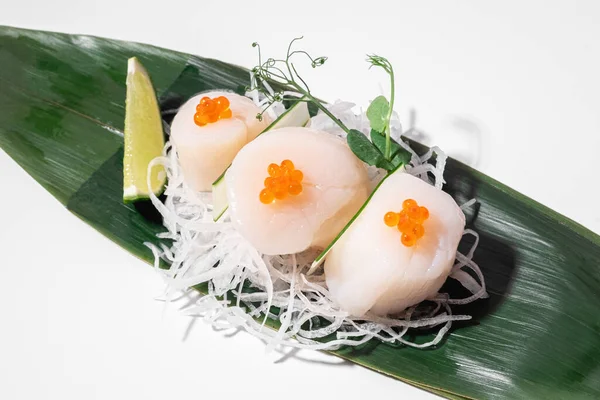 Scallop Sashimi Vit Bakgrund Traditionell Japansk Mat Pilgrimsmussla Serveras Med — Stockfoto