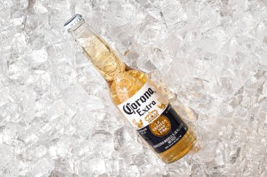 TALLINN, ESTONIA - 12 Nisan 2021: buzdaki cam şişede Corona birası. Corona Extra Meksika 'da üretilen soluk renkli bir bira.