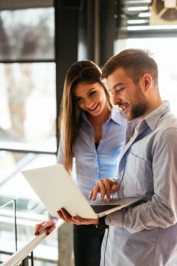 Gülümseme ile çalışma hakkında konuşmak