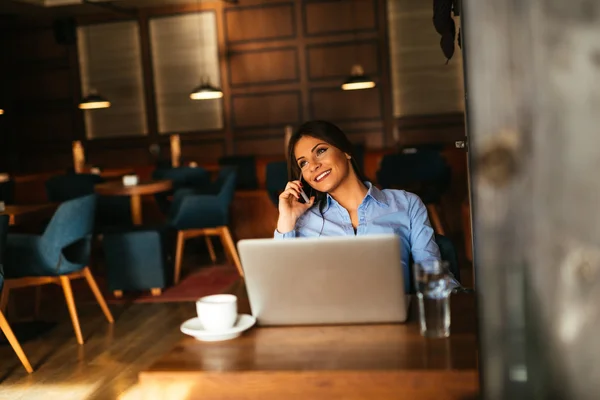 Praten over de telefoon — Stockfoto