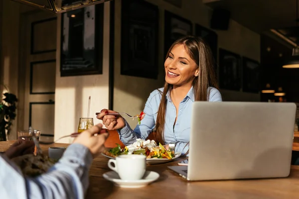 Disfrutando del almuerzo juntos — Foto de Stock