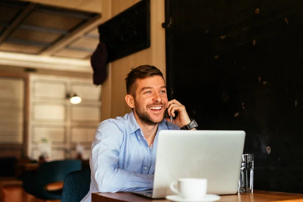 Conversando com clientes — Fotografia de Stock