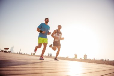 Açık havada Fitness yapıyor