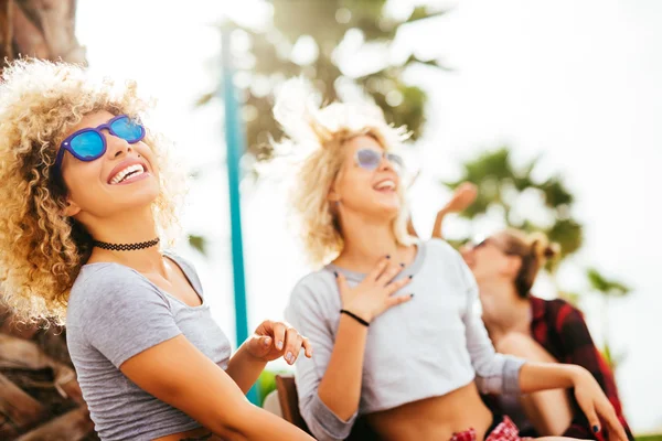 Zomer geluk met vrienden — Stockfoto