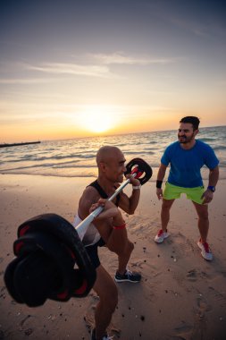 Fitness antrenör yardımıyla yapıyor