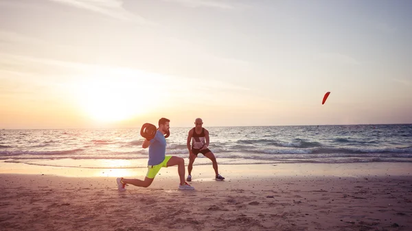 Gör fitness på stranden — Stockfoto