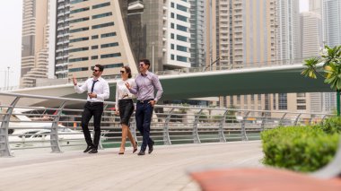 İnsanlar görme görme şehir