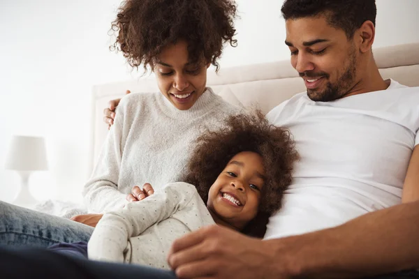 Familie thuis verlijmen — Stockfoto