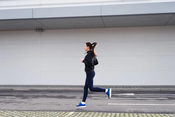 通过城市街道上运行 — 图库照片