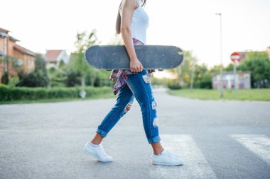 Bir kaykay taşıyan