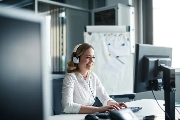 Lavorare con il sorriso — Foto Stock