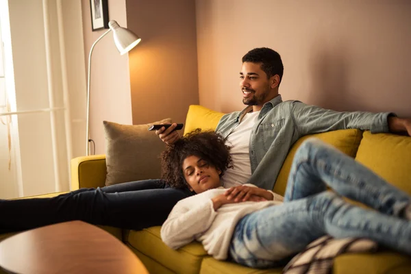 Ver televisión en casa — Foto de Stock