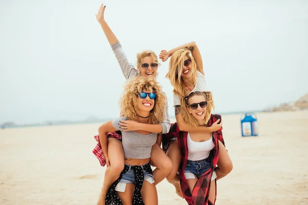 Plezier hebben op het strand — Stockfoto