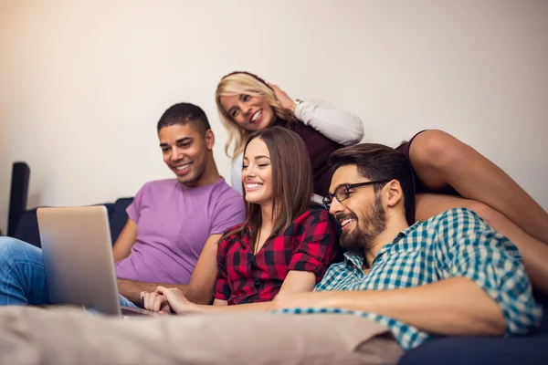 Grappige video's bekijken — Stockfoto