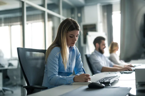 Collega's die een bureau werken — Stockfoto