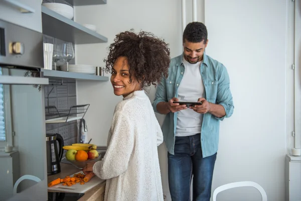 Samen met het maken van ontbijt — Stockfoto