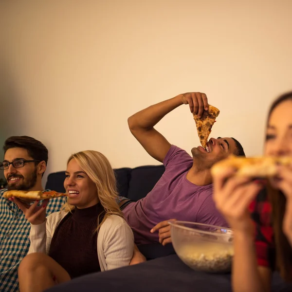 Pizza s přáteli — Stock fotografie