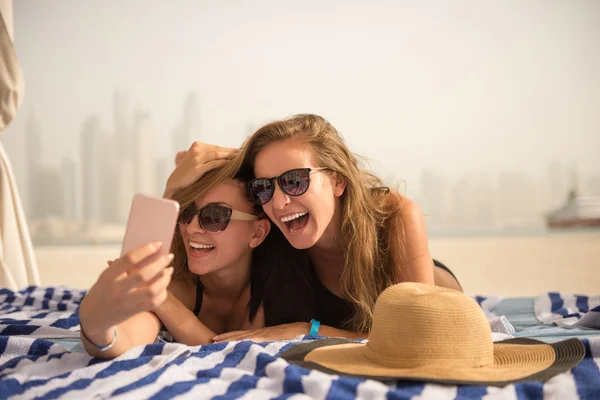 Selfie op het strand — Stockfoto