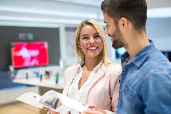 Compras nova TV — Fotografia de Stock