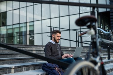 Bir bilgisayarda çalışma oudoors