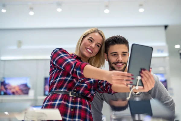 Shopping un telefono — Foto Stock