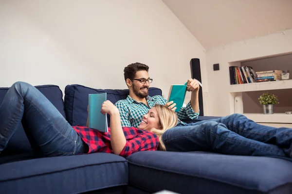 Disfrutando de la lectura juntos — Foto de Stock