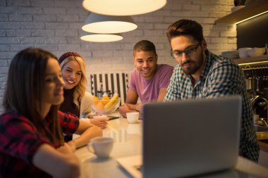 Tasarımcılar birlikte çalışıyor.