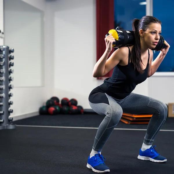 Doen squats met gewichten — Stockfoto