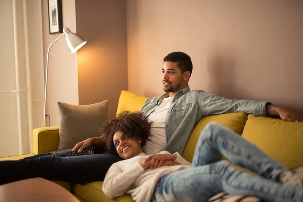 Gemeinsam fernsehen — Stockfoto