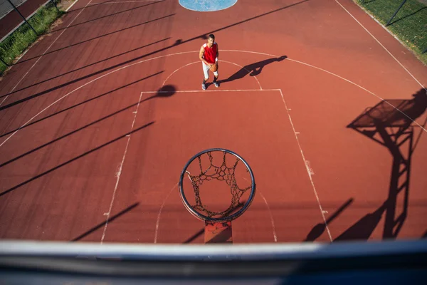 Tirada libre en una cancha — Foto de Stock