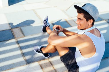 Kumsalda dinlenirken