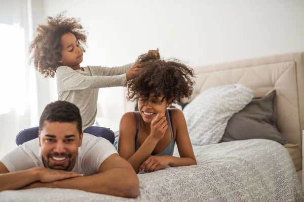 Familie tijd thuis — Stockfoto